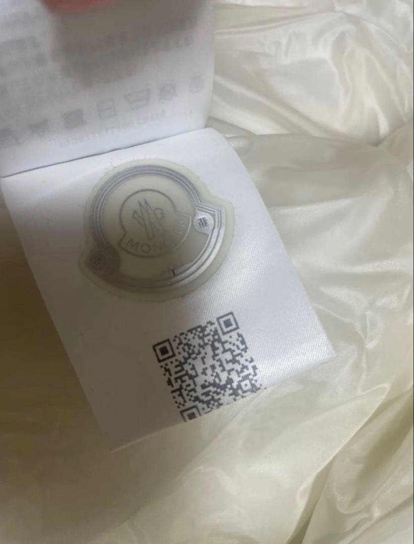 最終値下げ！美品！ MONCLER フード付きダウンベスト ホワイト白