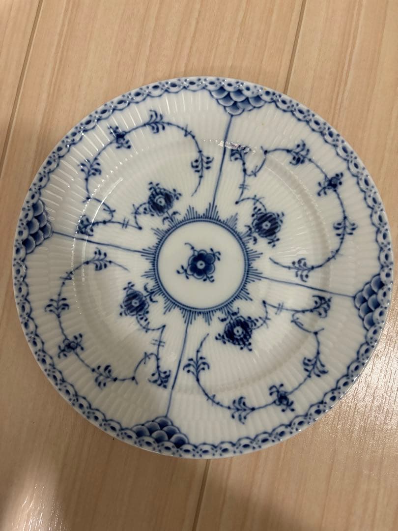   青い花柄の皿