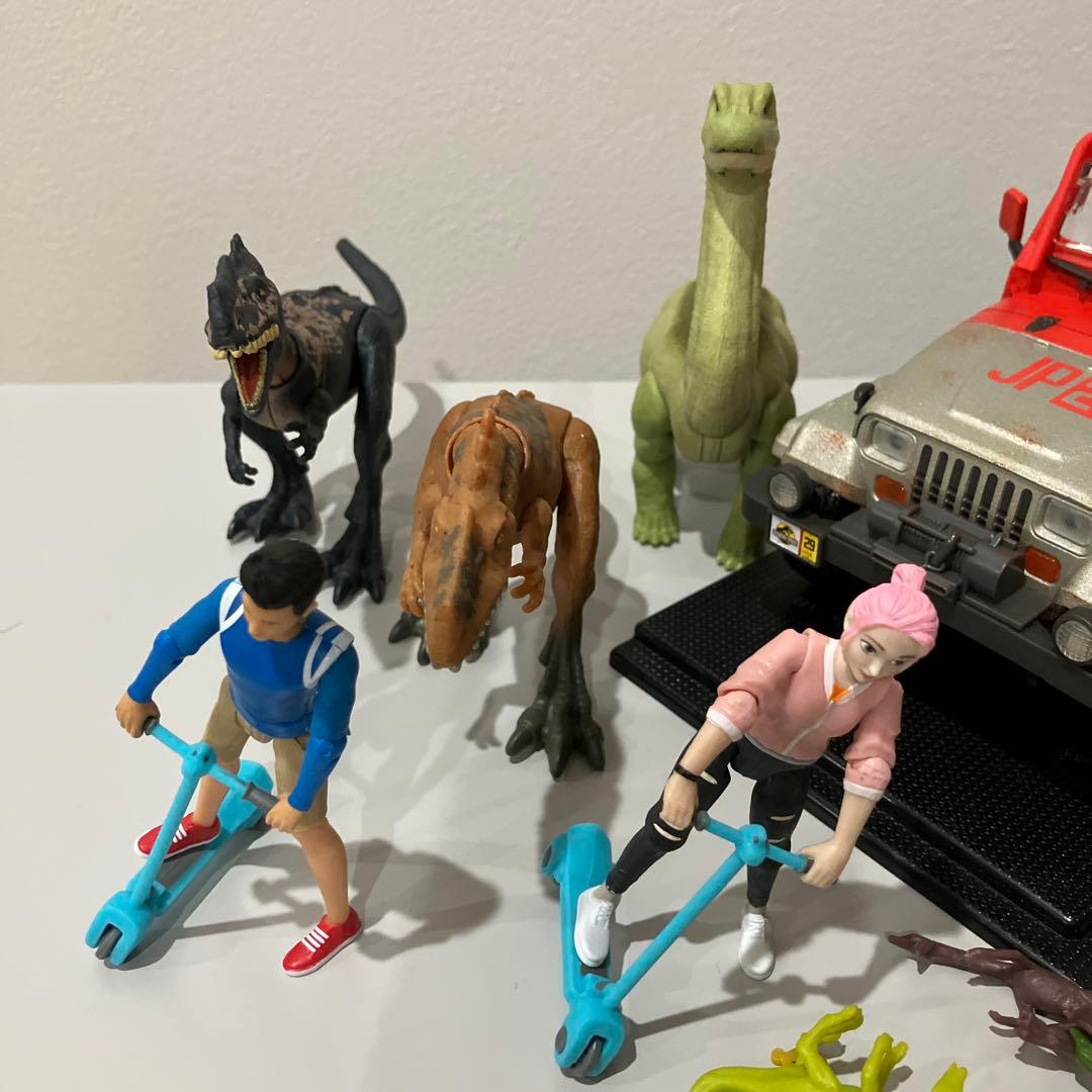 マテル　ジュラシックワールド　フィギュア&ミニカーのセット