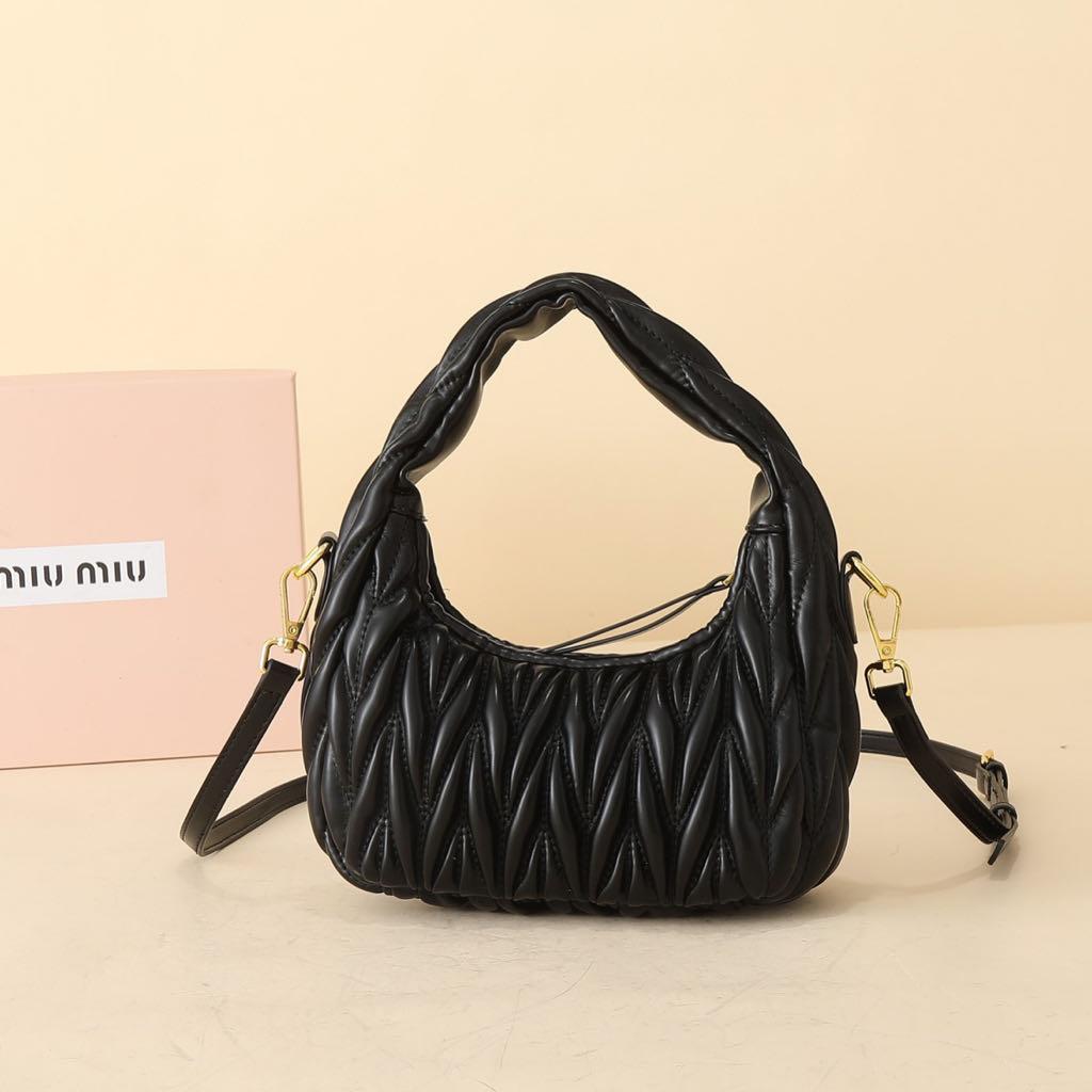 MIU MIU ブラックショルダーバッグ