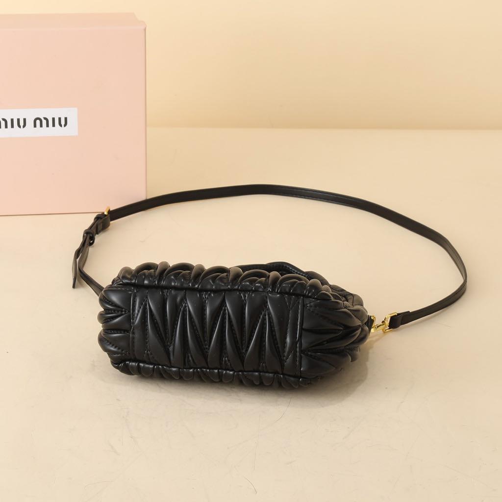 MIU MIU ブラックショルダーバッグ