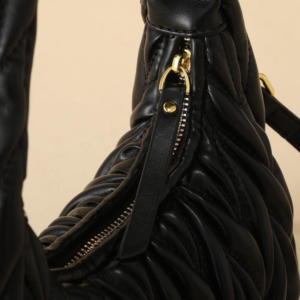 MIU MIU ブラックショルダーバッグ