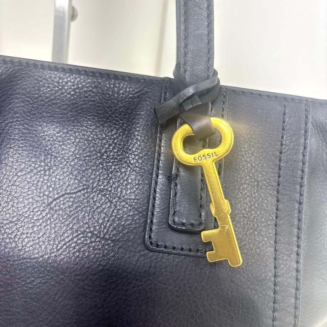 [極美品] FOSSIL フォッシル　トートバッグ　牛革　黒　チャーム　大容量