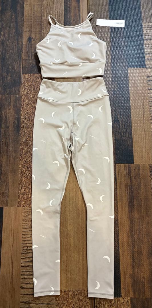 新品同emmi yogaエミヨガ　ヨガウェア　グレージュ×ムーン　ペイントタッチ