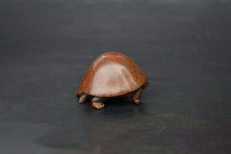 骨董品、中実銅亀の手で置物を遊びます9