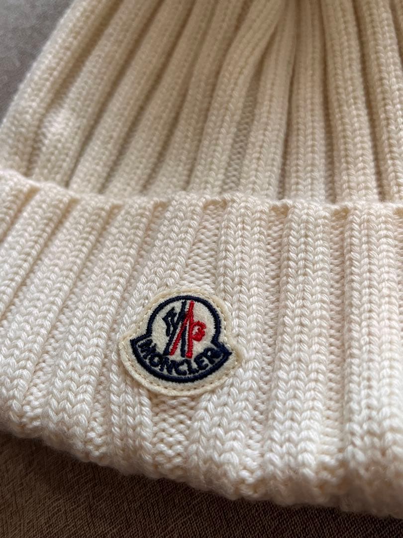 MONCLER(モンクレール)ぽんぽん付きビーニー ホワイト