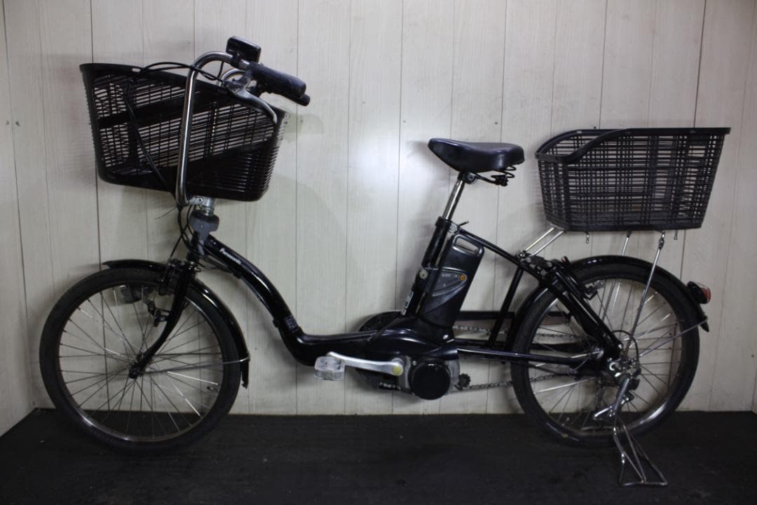 黒の電動アシスト自転車 チャイルドシート付き