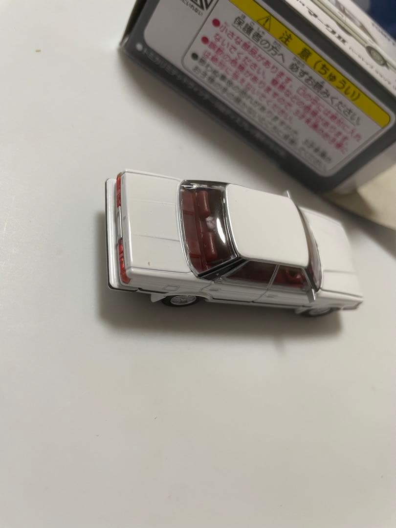 トミカリミテッドヴィンテージネオ　トヨタマークⅡ（８４年式）