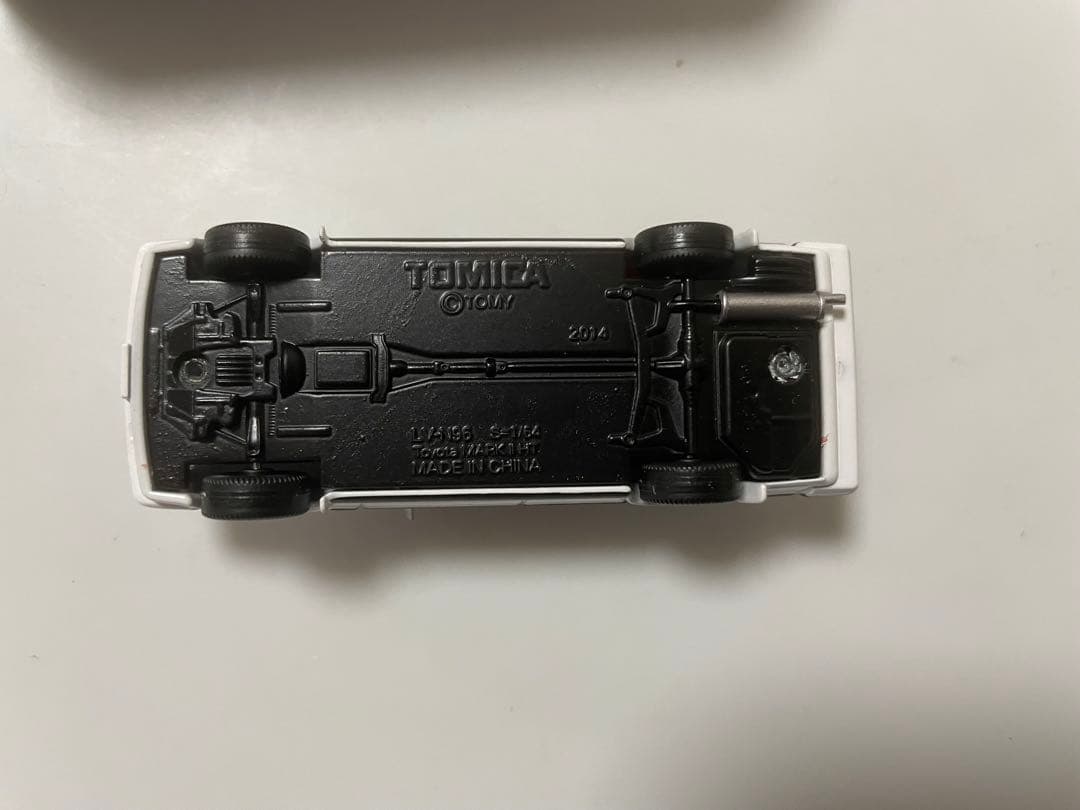 トミカリミテッドヴィンテージネオ　トヨタマークⅡ（８４年式）