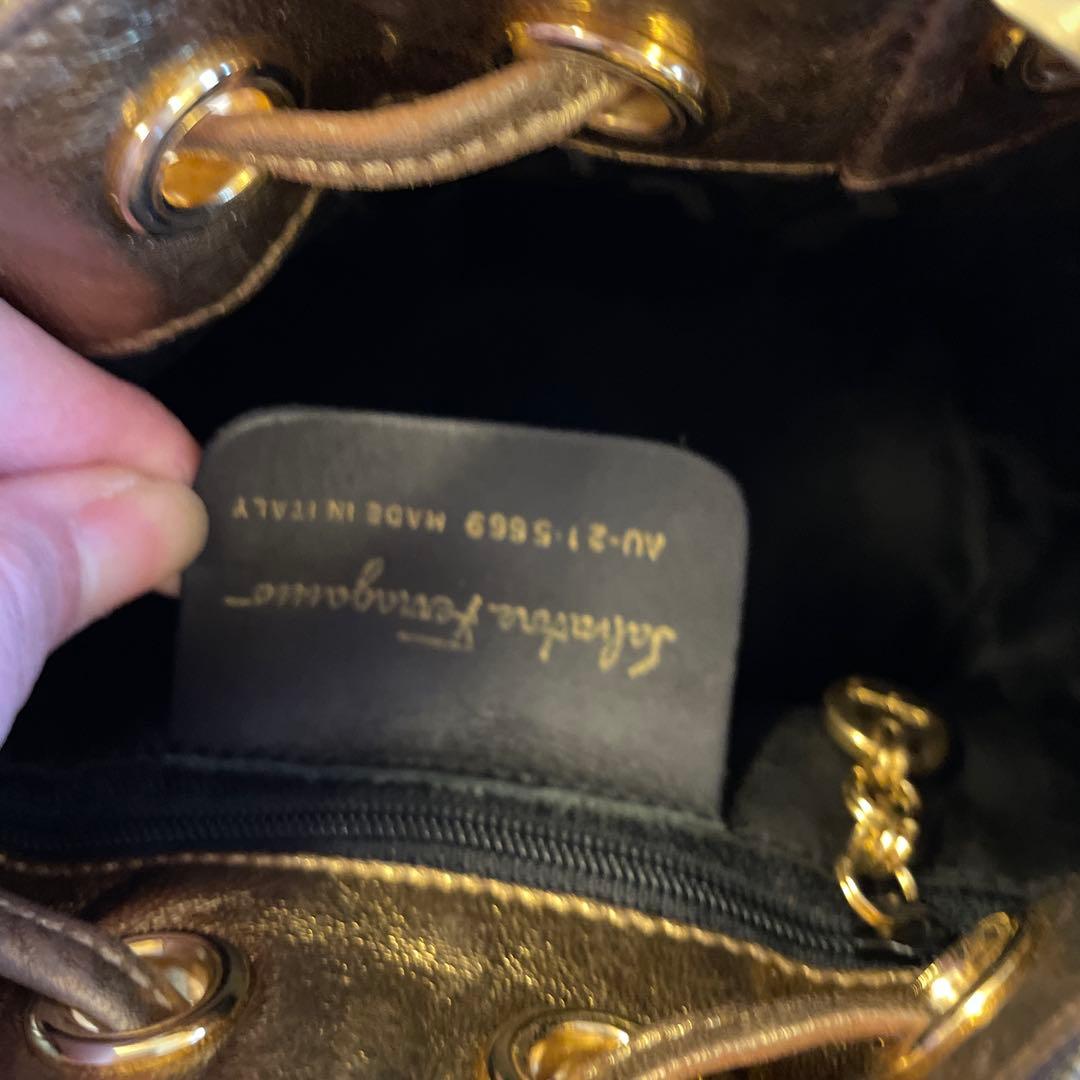 フェラガモ　巾着　バッグ　ゴールド　salvatore ferragamo