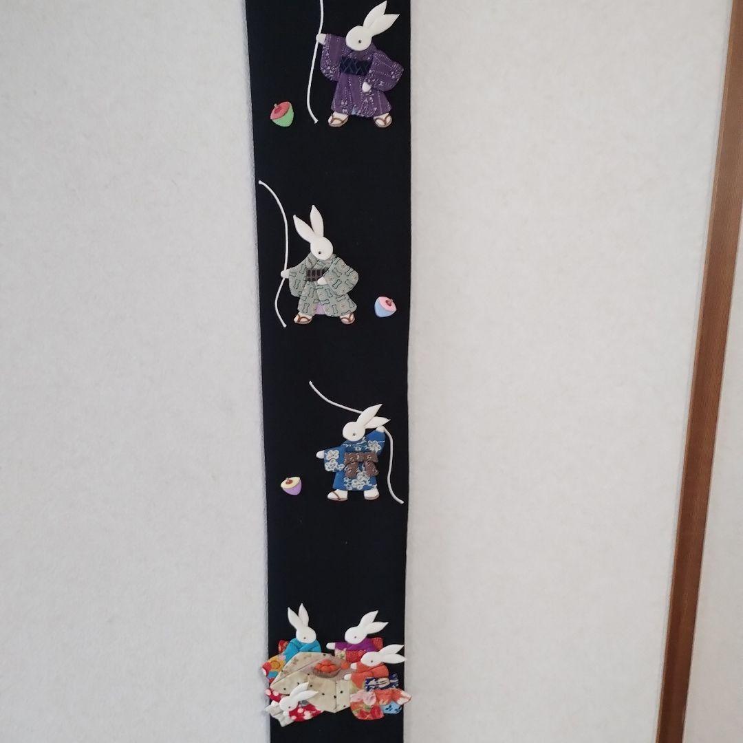 独楽を回すうさぎと炬燵うさぎ・押し絵・古布・縮緬細工・タペストリー　2