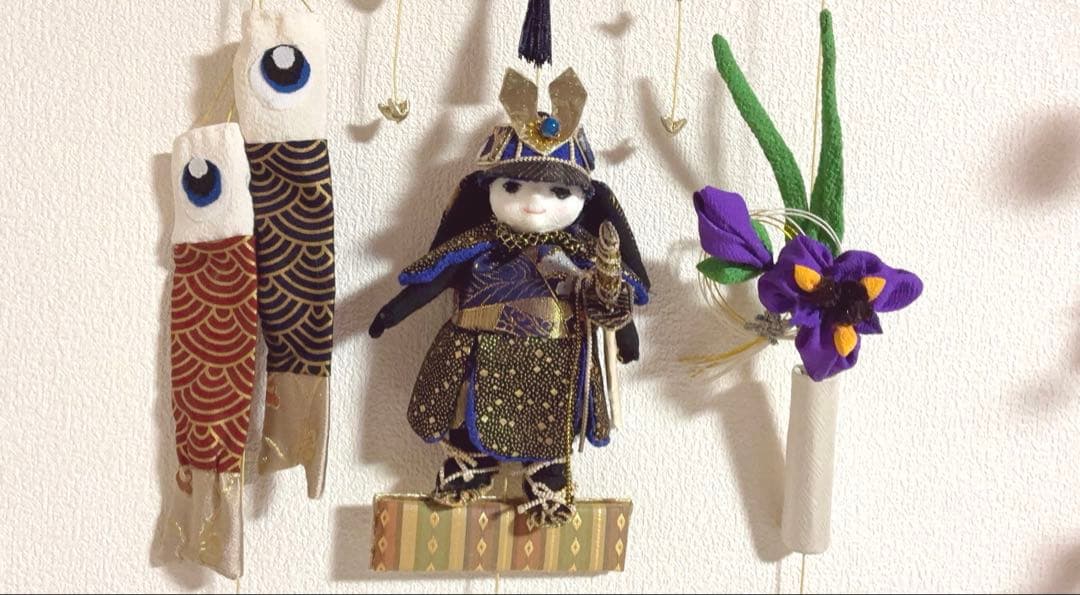 五月人形、鯉のぼり、菖蒲の花の吊るし飾りになります。