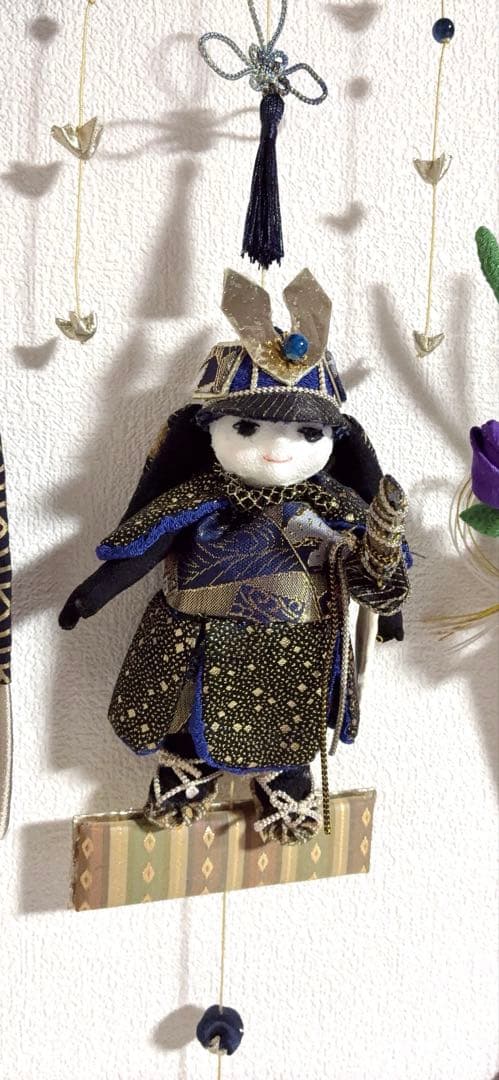五月人形、鯉のぼり、菖蒲の花の吊るし飾りになります。