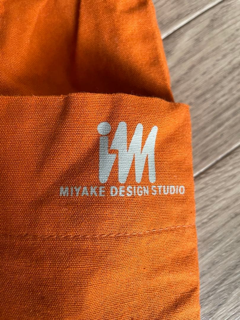 im MIYAKE DESIGN STUDIO ボタン付きエプロンワンピース