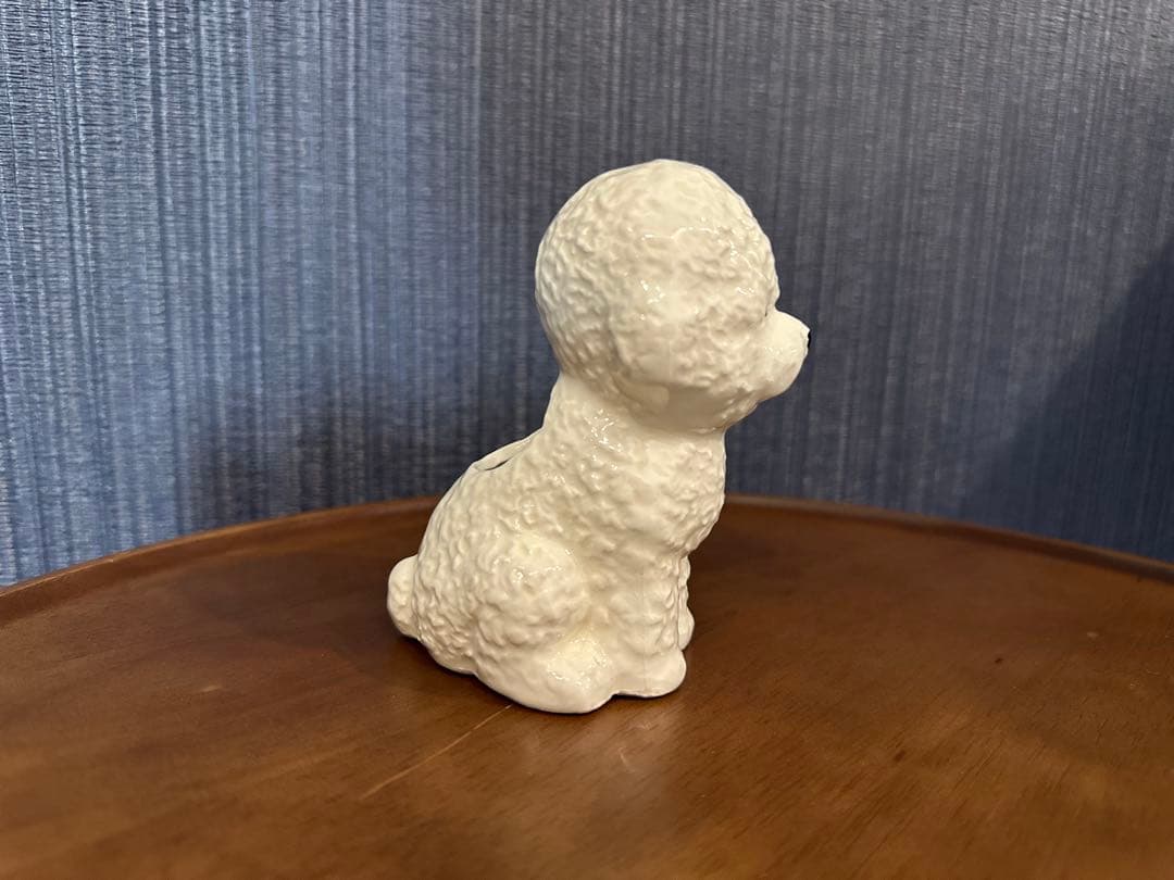 白い犬の陶器製置物