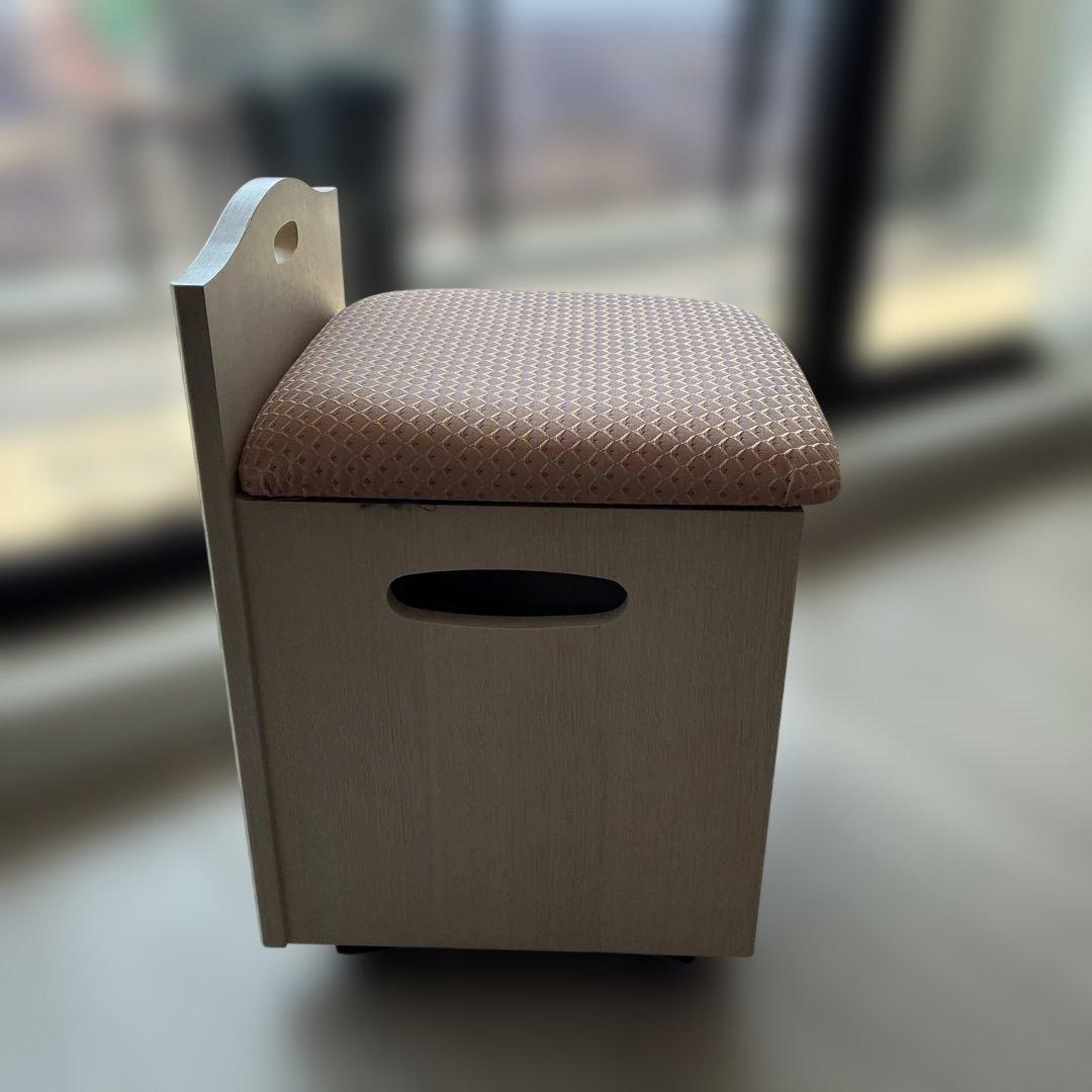 収納付きピンクスツール
