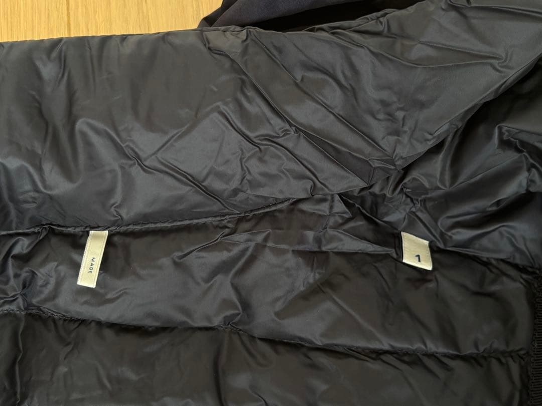 Moncler フード付き黒ダウンベスト