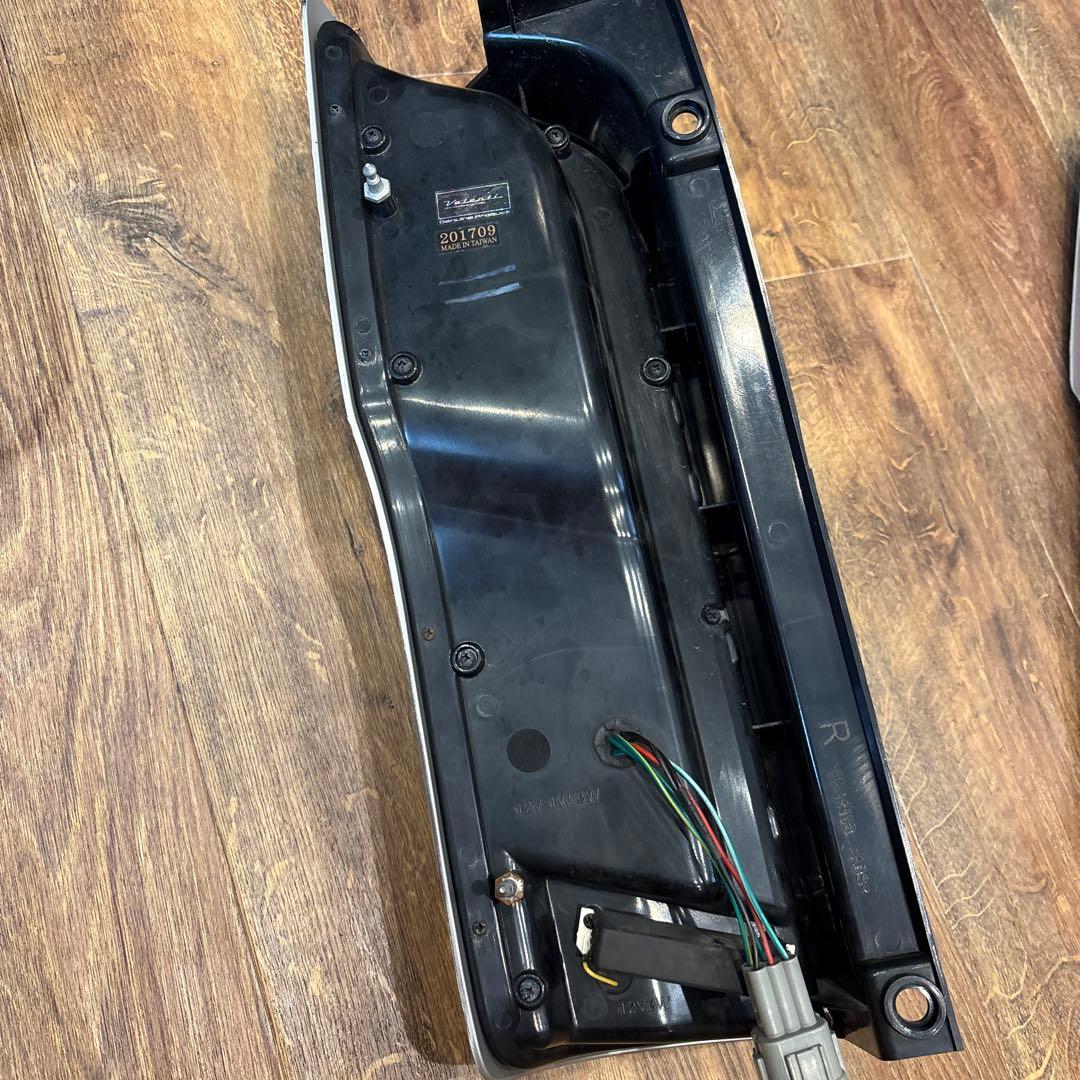 キャラバン用車外品　テールランプ　NV350