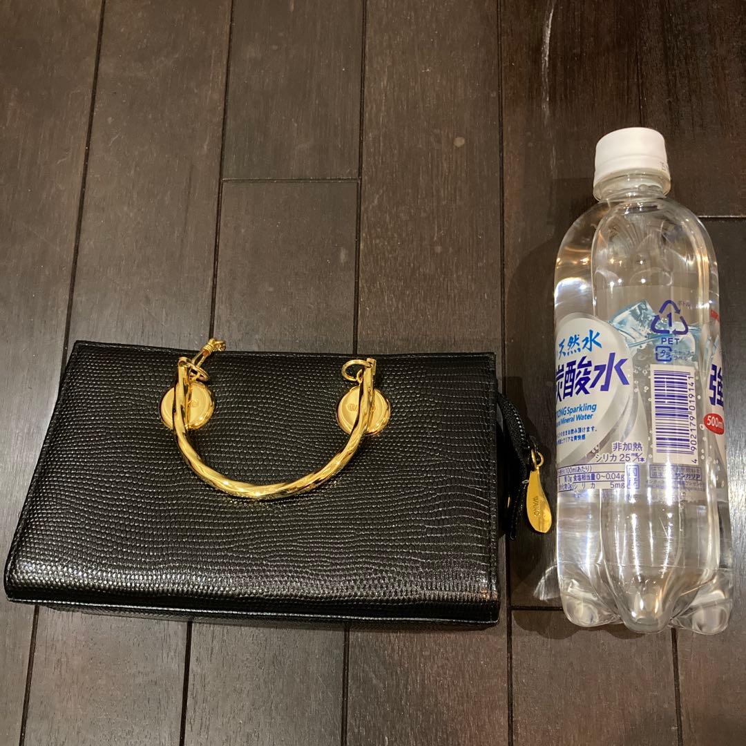 新品★WAKO本革ショルダーバッグ★パーティーバッグゴールド金具ハンドル黒金色