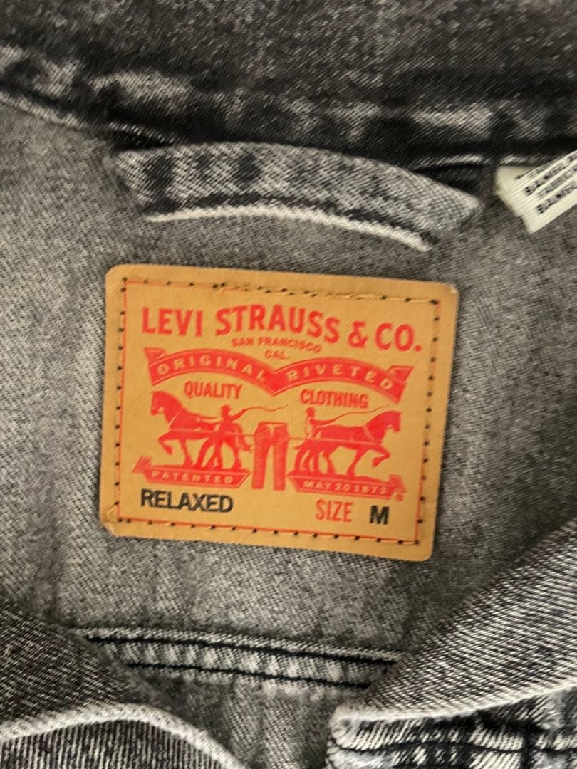Levi’s ブラックデニムジャケット M ダメージ加工　ブラック