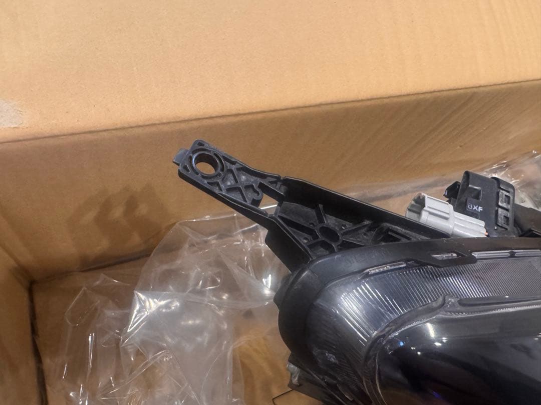 c*9様 日産ノート　E12右ヘッドライト