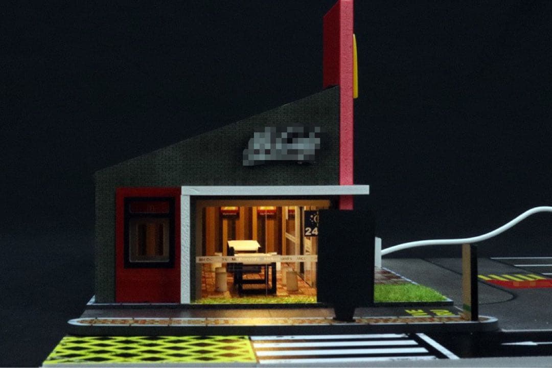 マクドナルド ドライブスルー 1/64駐車場LED照明付きジオラマ　ミニカー