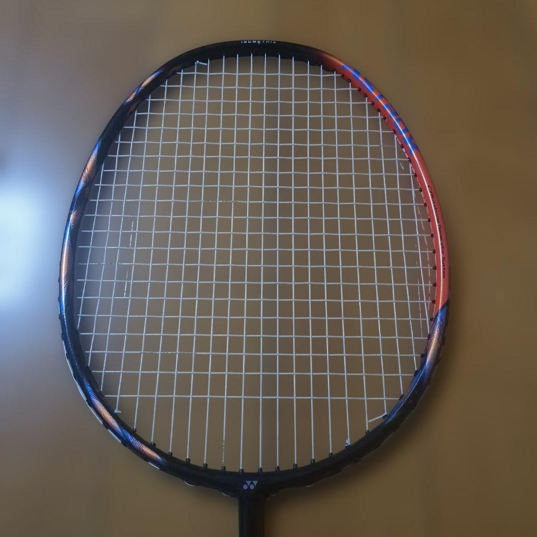 ヨネックス　ASTROX 77 PRO バドミントンラケット4U　ガット新
