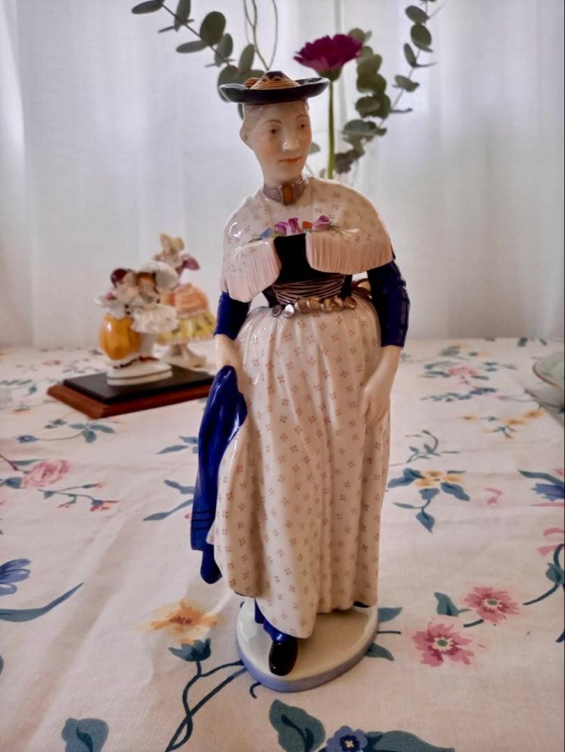 Nymphenburg ニンフェンブルグ　女性　フィギュリン　ドイツ製
