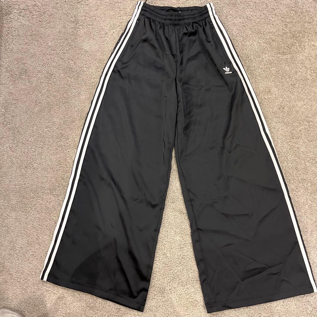 adidas ストライプ ブラックジャージパンツ
