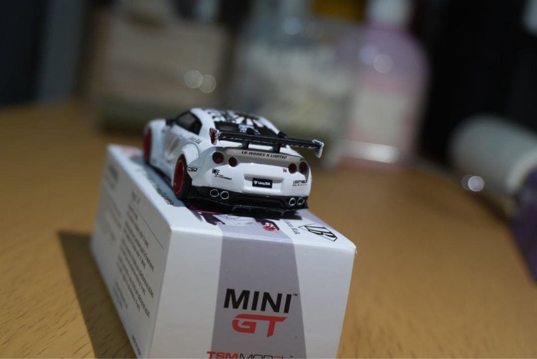 LIBERTY WALK LB★Works Nissan GT-R ホワイト