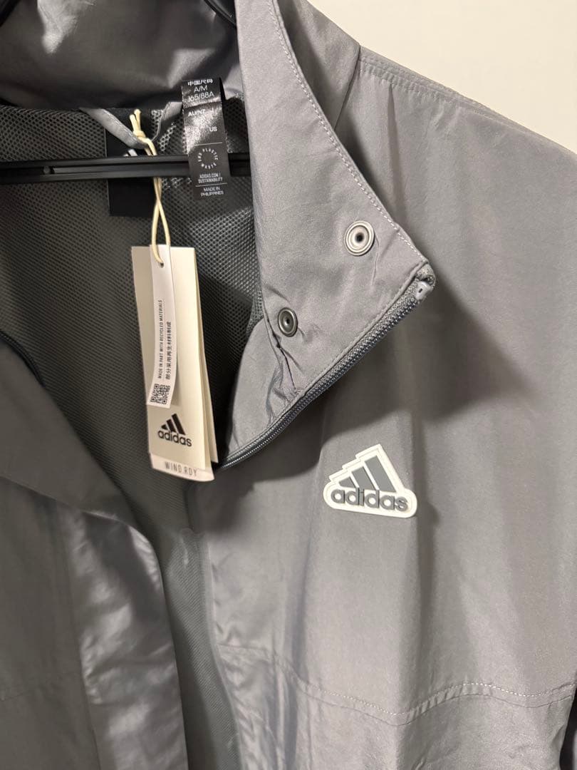 adidas グレー ウィンドブレーカー