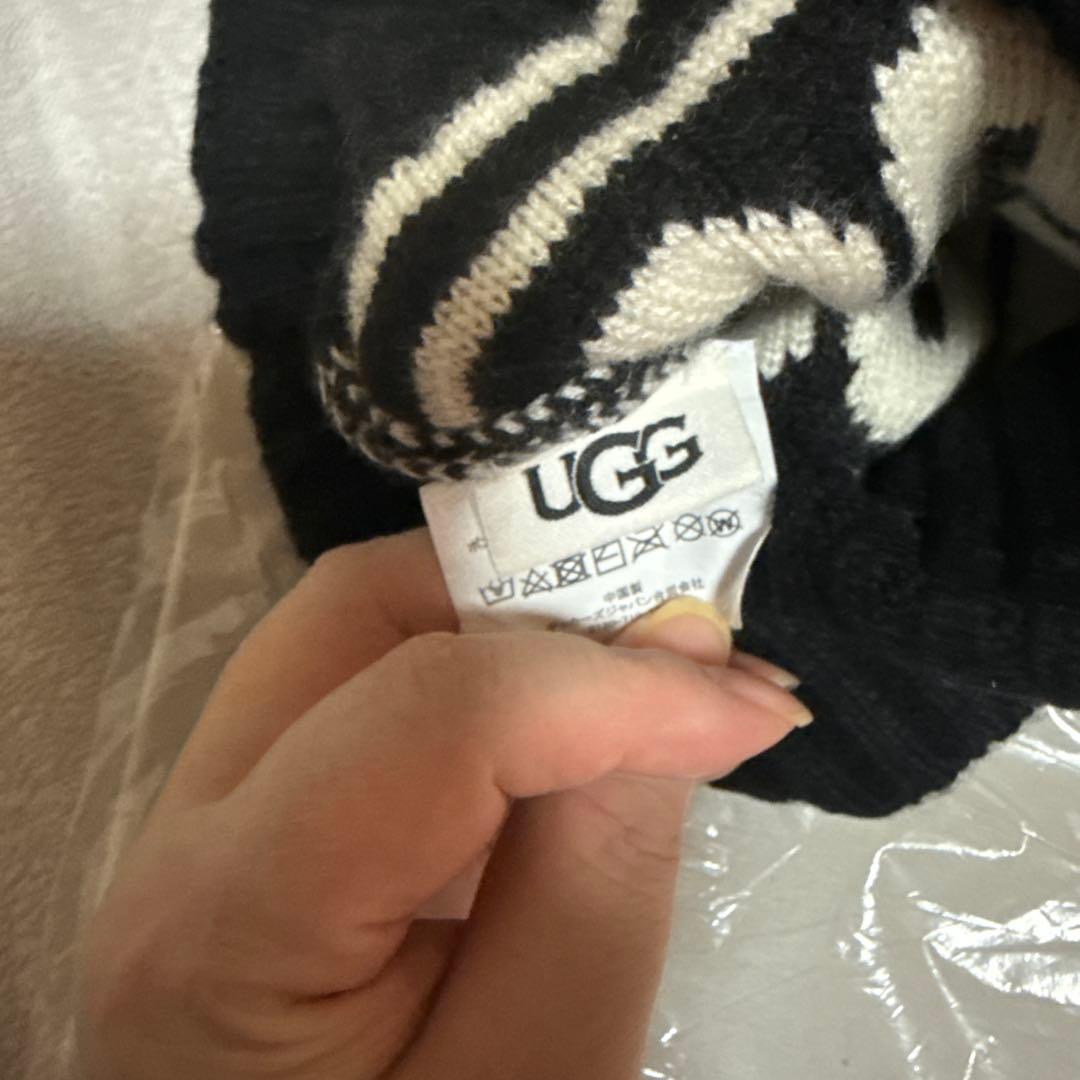 UGG ロゴ入りニット帽 ポンポン付き 黒・白