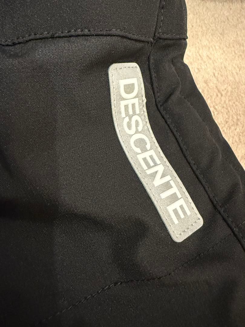 ヘルメットセットで更に値下げします‼️DESCENTE 子ども用スキーウェア