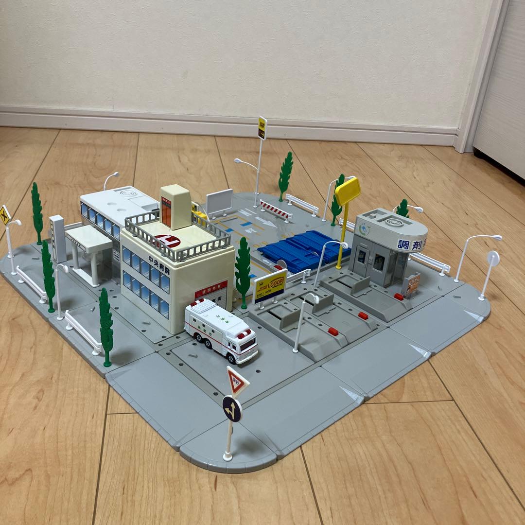 トミカタウン 病院 駐車場　薬局　トミカ