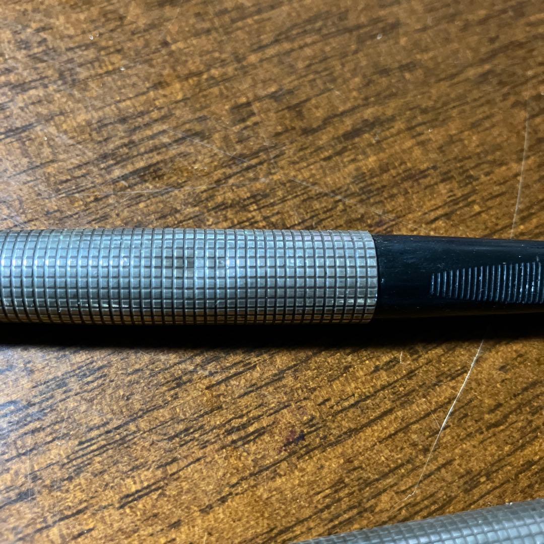 シルバー 金属製 万年筆 テクスチャー付きPARKER 14kpcの印字あり。