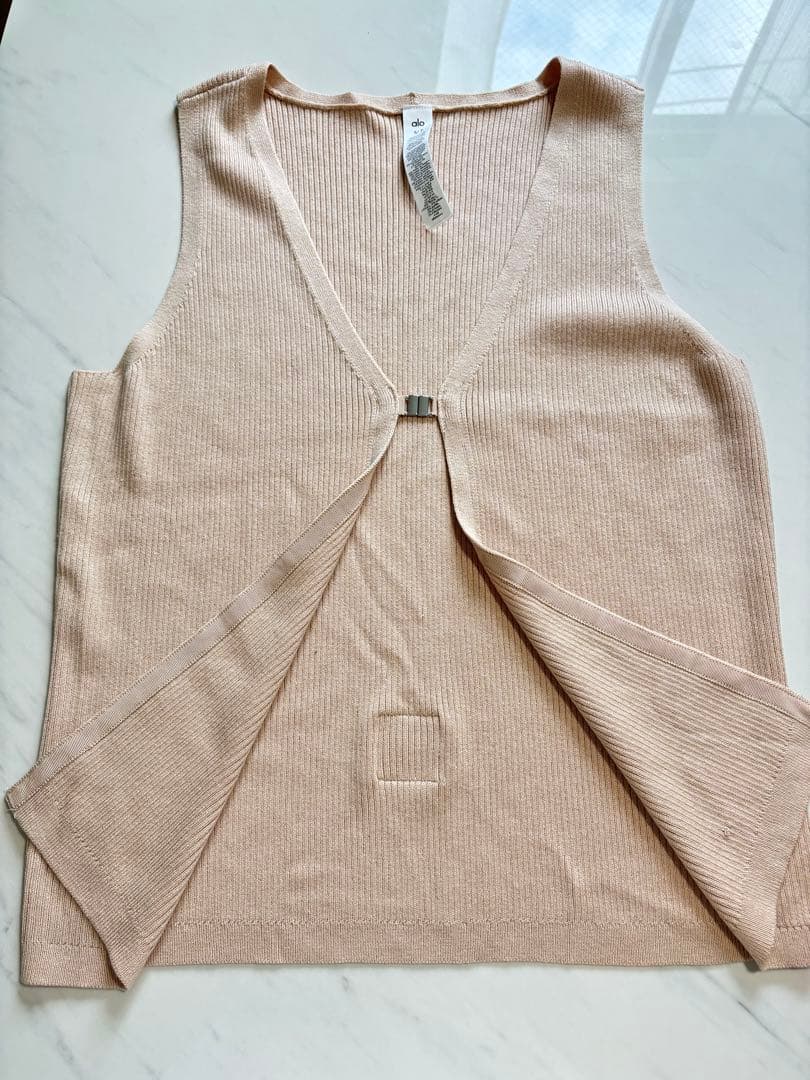 【超美品】aloyogaリブ編みニットベスト Vネック　シンプル　ベージュ　S