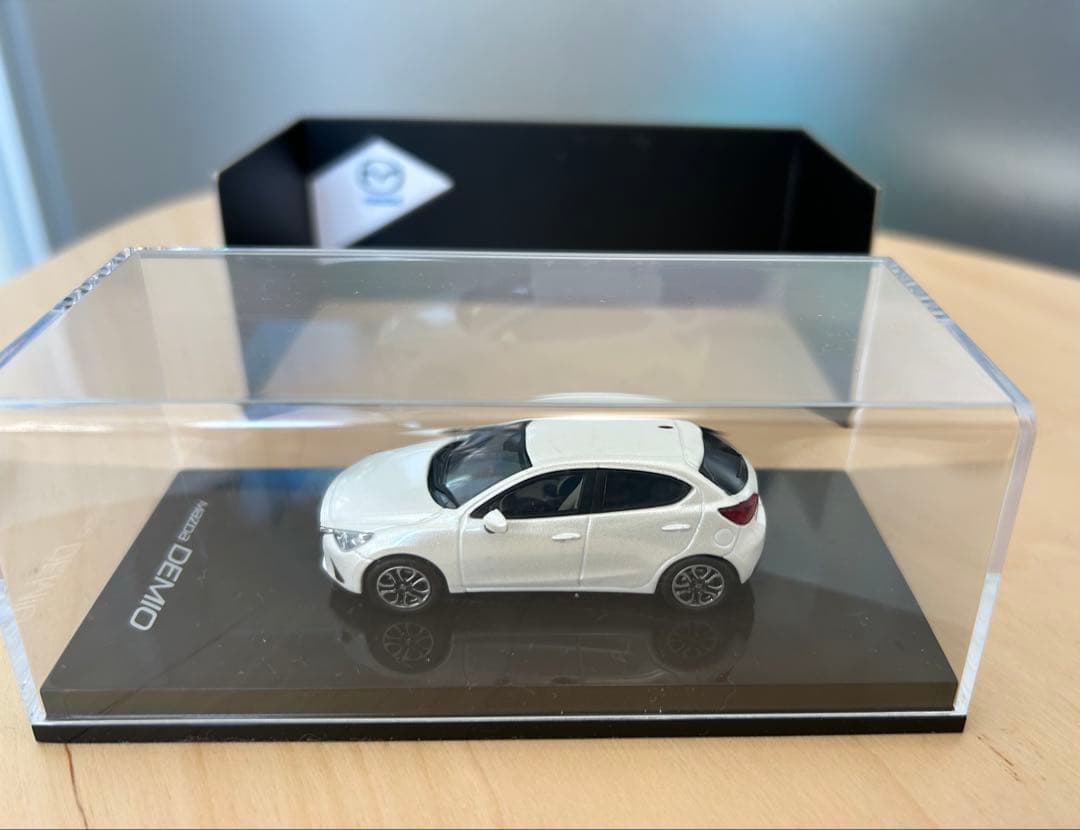 Mazda Demio 1/64スケールモデルカー ホワイト