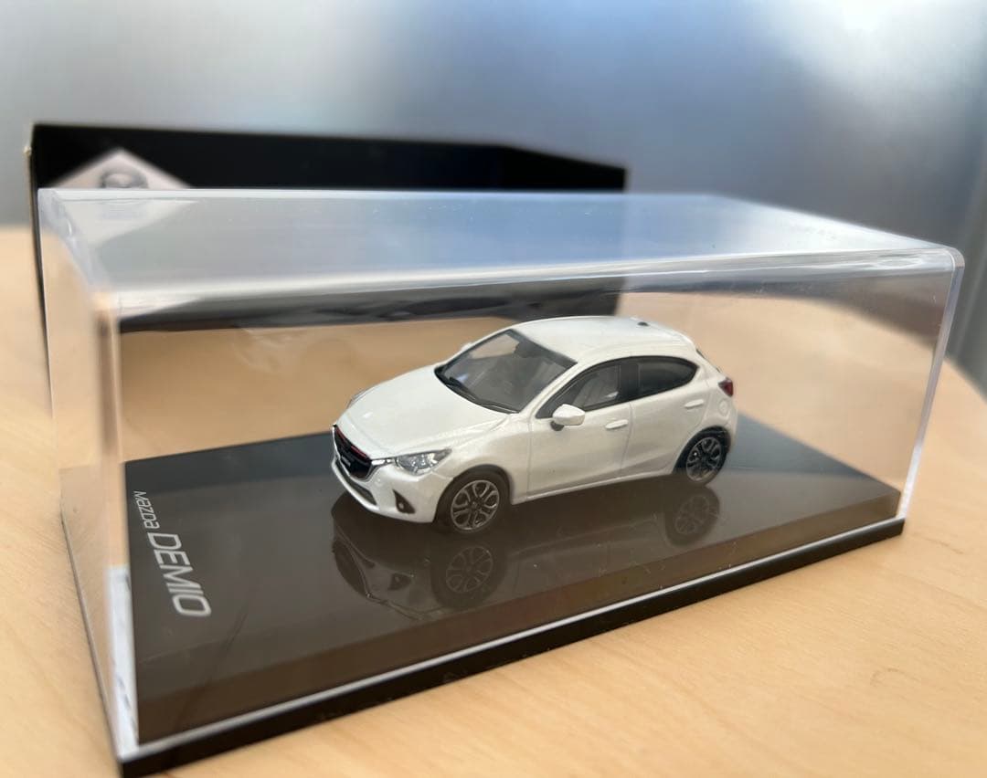 Mazda Demio 1/64スケールモデルカー ホワイト