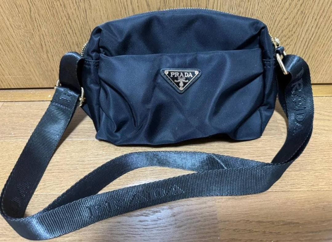 ブラック ミニショルダーバッグ ナイロン 三角口ゴ 斜め掛け ノベルティ