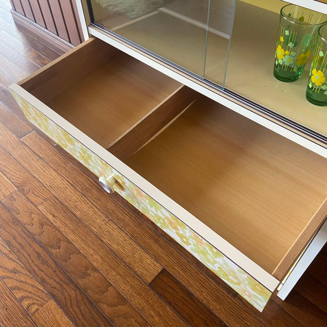 昭和レトロ　食器棚　花柄　レトロポップ　ガラス戸棚