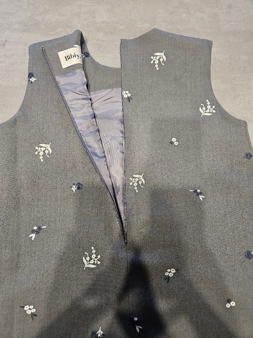 Bibiy GARDEN TOP　フラワーモチーフ刺繍　リボン　グレー　花柄ジレ