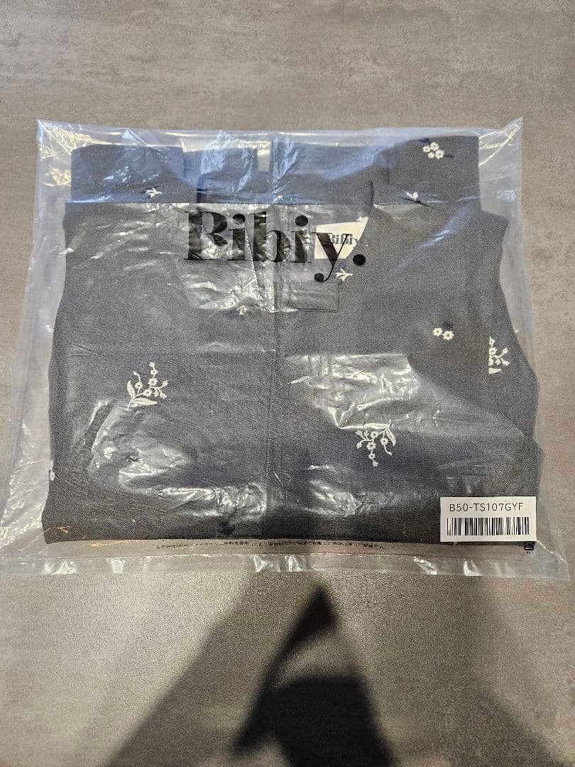 Bibiy GARDEN TOP　フラワーモチーフ刺繍　リボン　グレー　花柄ジレ