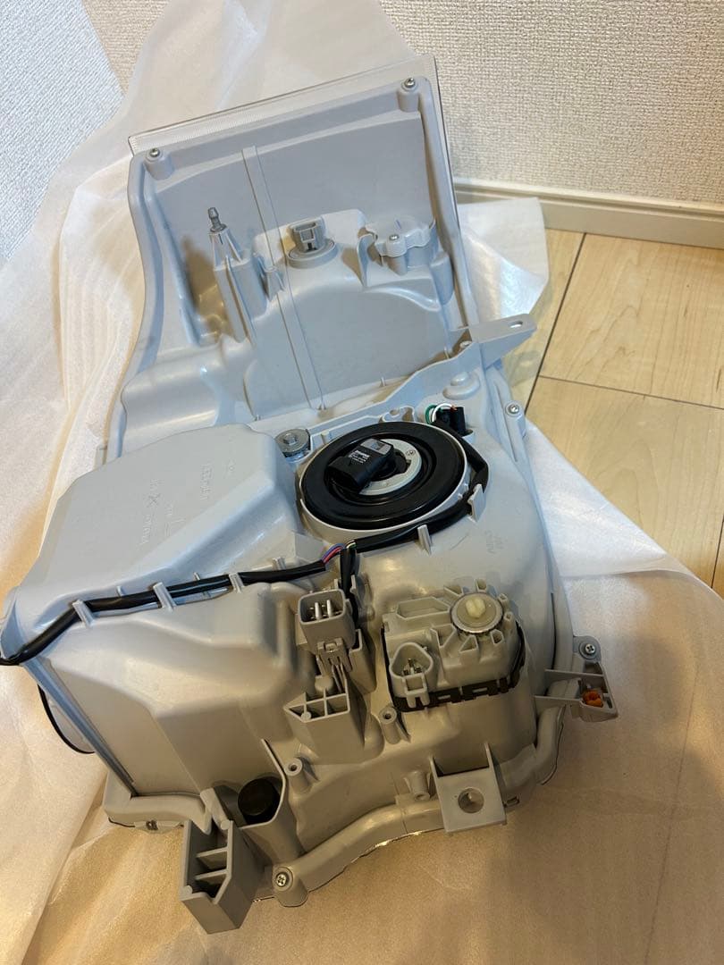 送料無料　新車外し　トヨタ200系ハイエース　　純正LEDヘッドライト　8型
