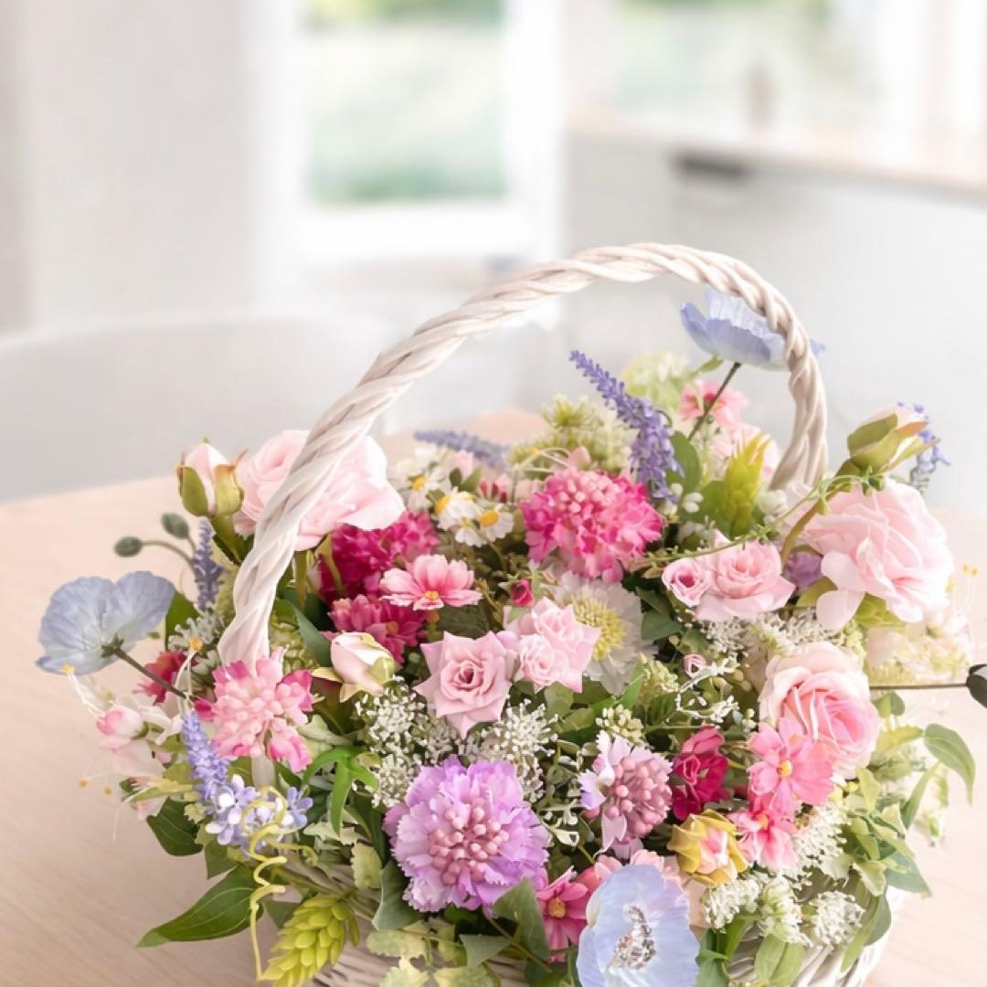 摘みたての花束のようなナチュラルバスケットアレンジ｜退職祝い・母の日ギフトに