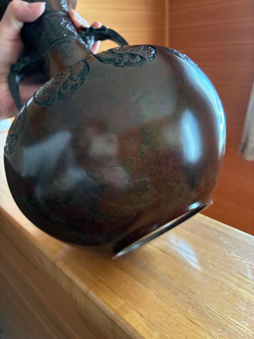 黒色の装飾的な陶器花瓶