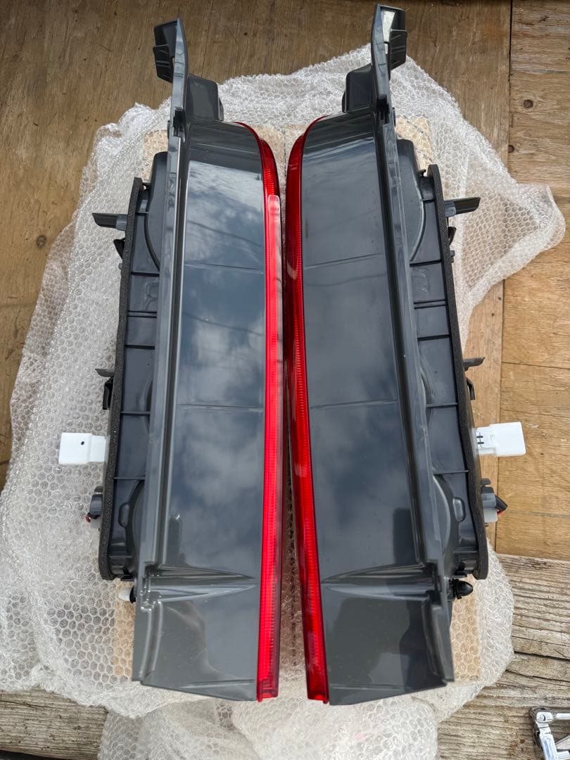 新車外し　ハイエース　スーパーGL DARK PRIME S テールレンズ　左右