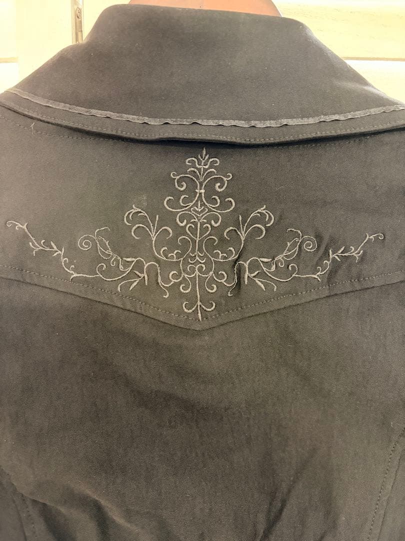 OZZ ONESTEブラック刺繍デザインジャケット