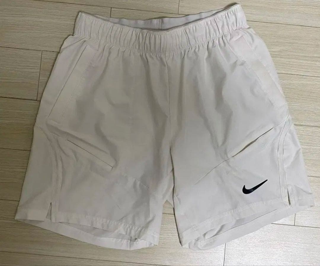 ナイキ　テニス　ショーツ　コートアドバンテージNike ホワイト　ハーフパンツ