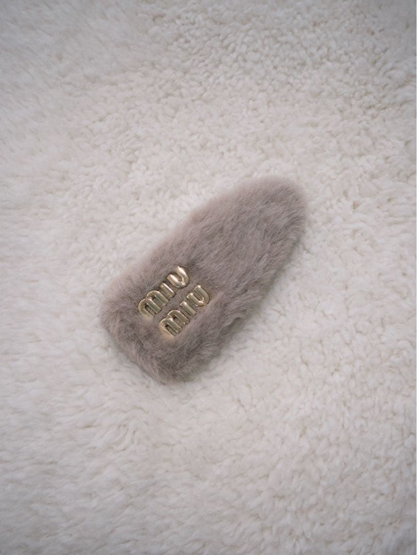 miu miu グレージュファーヘアピン