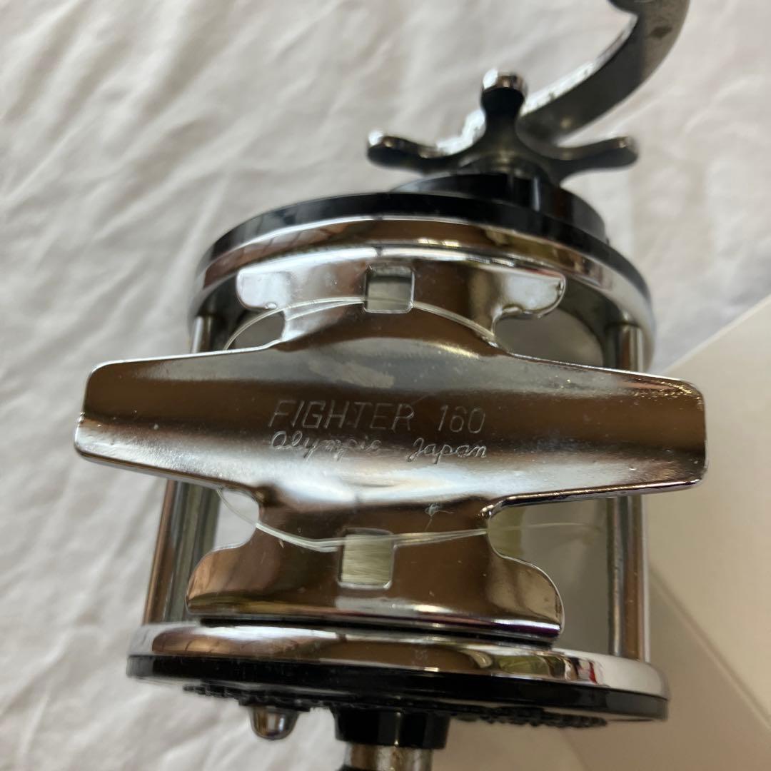 フィッシングリール 黒 金属製